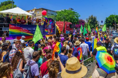 Hayfa, İsrail - 18 Haziran 2021: İsrail 'in Hayfa kentindeki her yıl düzenlenen LGBTQ onur yürüyüşünde bir grup insan sokakta yürüyor. Post Covid-19 kutlamaları