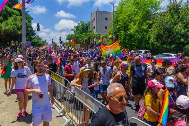Hayfa, İsrail - 18 Haziran 2021: İsrail 'in Hayfa kentindeki her yıl düzenlenen LGBTQ onur yürüyüşünde bir grup insan sokakta yürüyor. Post Covid-19 kutlamaları