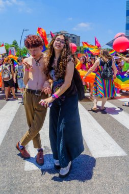 Hayfa, İsrail - 18 Haziran 2021: Hayfa, İsrail 'deki yıllık LGBTQ onur yürüyüşüne katılanlar. Post Covid-19 kutlamaları