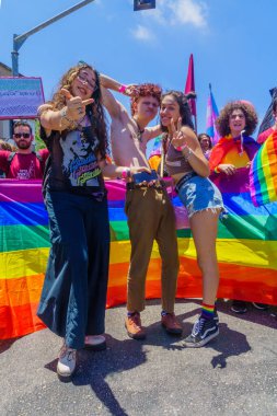 Hayfa, İsrail - 18 Haziran 2021: Hayfa, İsrail 'deki yıllık LGBTQ onur yürüyüşüne katılanlar. Post Covid-19 kutlamaları