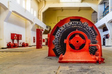 Tel Aviv, İsrail - 17 Haziran 2021: Tel-Aviv, İsrail 'deki tarihi Reading A Power Station' daki türbinlerin görüntüsü