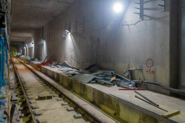 Tel Aviv, İsrail - 17 Haziran 2021: Tel-Aviv, İsrail 'deki metro istasyonu şantiyesinin görüntüsü