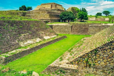 Monte Alban, Oaxaca, Meksika 'daki antik piramitlerin manzarası