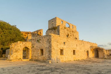 Haçlının ve sonradan Osmanlı Kalesi 'nin günbatımı manzarası, şimdi Batı Celile, Kuzey İsrail' de bir milli park.