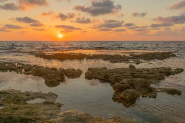 Akdeniz kıyılarının gün batımı manzarası, aşınma platformlarıyla, Shikmona Park, Hayfa, İsrail