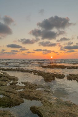 Akdeniz kıyılarının gün batımı manzarası, aşınma platformlarıyla, Shikmona Park, Hayfa, İsrail