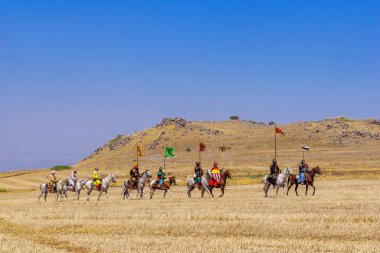 Lavi, İsrail - 2 Temmuz 2021: Hattin Boynuzları Savaşı 'nın yeniden canlandırılması (Ayyubid Sultan Selahaddin haçlıları yendi): Haçlı ordusu konvoyu. Hattin Boynuzları, İsrail