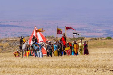 Lavi, İsrail - 2 Temmuz 2021: Hattin Boynuzları Savaşı 'nın yeniden canlandırılması (Ayyubid Sultan Selahaddin haçlıları yendi): Haçlı askeri kampı. Hattin Boynuzları, İsrail