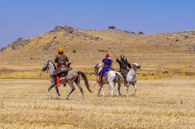 Lavi, İsrail - 2 Temmuz 2021: 1187 Hattin Boynuzları Savaşı 'nın yeniden canlandırılması (Ayyubid Sultan Selahaddin haçlıları yendi): Süvari savaşı. Hattin Boynuzları, İsrail