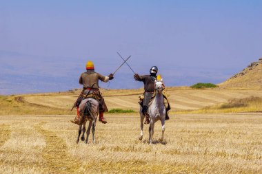 Lavi, İsrail - 2 Temmuz 2021: 1187 Hattin Boynuzları Savaşı 'nın yeniden canlandırılması (Ayyubid Sultan Selahaddin haçlıları yendi): Süvari savaşı. Hattin Boynuzları, İsrail