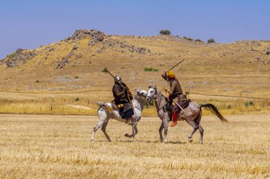 Lavi, İsrail - 2 Temmuz 2021: 1187 Hattin Boynuzları Savaşı 'nın yeniden canlandırılması (Ayyubid Sultan Selahaddin haçlıları yendi): Süvari savaşı. Hattin Boynuzları, İsrail