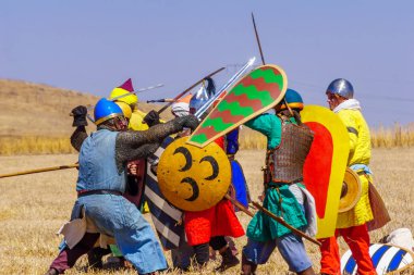 Lavi, İsrail - 2 Temmuz 2021: 1187 Hattin Boynuzları Savaşı 'nın yeniden canlandırılması (Ayyubid Sultan Selahaddin haçlıları yendi): Piyade savaşı. Hattin Boynuzları, İsrail