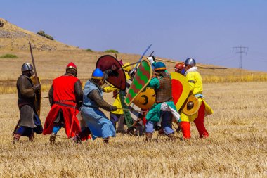 Lavi, İsrail - 2 Temmuz 2021: 1187 Hattin Boynuzları Savaşı 'nın yeniden canlandırılması (Ayyubid Sultan Selahaddin haçlıları yendi): Piyade savaşı. Hattin Boynuzları, İsrail