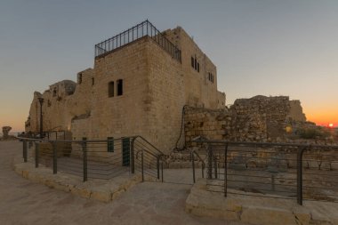 Haçlı Seferi 'nin gün batımı manzarası ve daha sonra Migdal Tsedek' in Osmanlı Kalesi, şimdi İsrail 'in orta kesimindeki bir Ulusal Park.