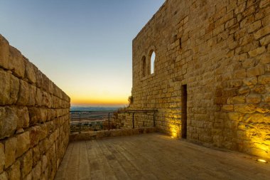 Gush Dan (Petah Tikva ve Tel-Aviv kentsel alanı) kalesinden gün batımına doğru, Migdal Tsedek Ulusal Parkı, orta İsrail