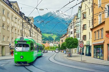 Innsbruck, Avusturya - 13 Eylül 2001: Innsbruck, Avusturya 'da tramvay ve yayaların olduğu sokak sahnesi