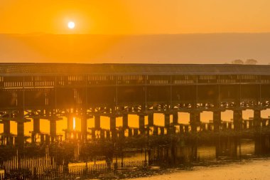 Sulak arazi ve yüzen köprü üzerinde gün doğumu manzarası, Hula Doğa Rezervi, Kuzey İsrail