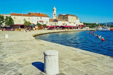 Krk, Hırvatistan - 08 Ekim 2006: Hırvatistan 'ın Krk, Krk Adası, Hırvatistan' da yerel işletmeler, yerel halk ve ziyaretçilerin yer aldığı liman manzarası