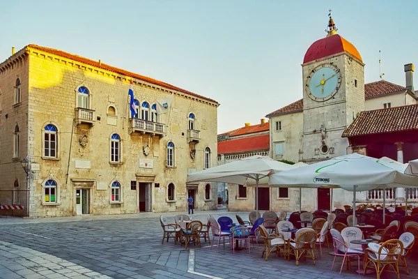 Trogir Croazia Ottobre 2006 Scena Della Piazza Centrale Con Torre — Foto Stock