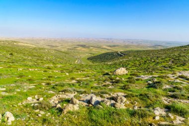 Amasa ve Yatir Dağı 'ndan Arad Çölü' ne, şehre ve Moav Dağları 'na doğru bir görüntü. Güney İsrail