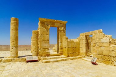 Avdat, İsrail - 12 Ağustos 2021: Negev Çölü, Güney İsrail 'deki antik Nabataean kenti Avdat' taki yıkılmış Nabataean Tapınağı 'nın görüntüsü