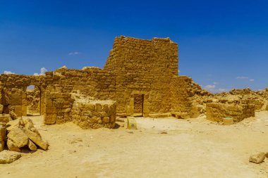 Shivta, İsrail - 12 Ağustos 2021: Negev Çölü, Güney İsrail 'deki Negev Çölü' nde, şimdi ulusal bir park olan antik Nabataean şehrindeki yıkılmış vali binasının görüntüsü