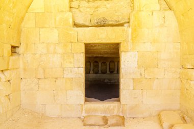 İsrail 'in güneyindeki Negev Çölü' nde, şimdi ulusal park olan antik Nabataean şehri Avdat 'ta bir mağara manzarası.