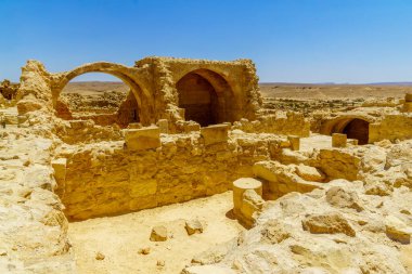 Negev Çölü, Güney İsrail 'de, şimdi ulusal bir park olan antik Nabataean şehri Shivta' daki yıkılmış binaların manzarası