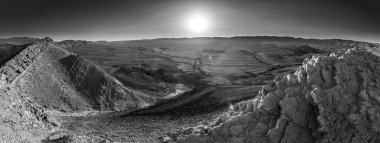 Güney İsrail 'deki Negev Çölü' nde HaMakhtesh HaGadol 'un (Yeruham Krateri) panoramik manzarası. Büyük bir erozyon sirkinin jeolojik bir alanı.