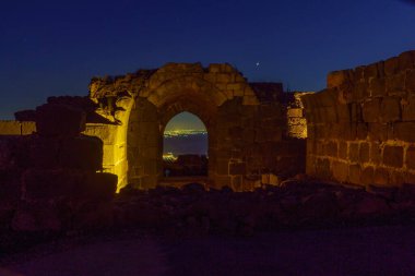 Artık ulusal bir park olan Belvoir Kalesi 'nin (Kochav HaYarden, Ürdün Yıldızı) ana kapısının akşam manzarası. Kuzey İsrail