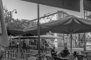 Kudüs, İsrail - 31 Ağustos 2021: Yafa Caddesi 'nin Kafe sahnesi, tramvay treni ve ziyaretçiler, Kudüs, İsrail' in merkezinde