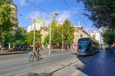 Kudüs, İsrail - 31 Ağustos 2021: Zion Meydanı sahnesi, tramvay treni ve ziyaretçiler, Kudüs, İsrail 'in merkezinde