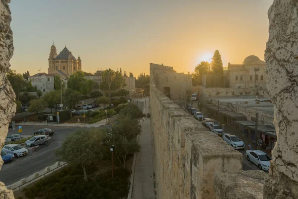 イスラエルのエルサレム 2021年8月29日 旧市街の城壁からイスラエルのエルサレムにある修道院への日没の眺め — ストック写真