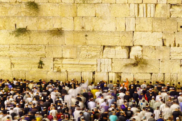 イスラエル エルサレム 2021年8月31日 ユダヤ人の祈りの群衆は イスラエル エルサレムの旧市街の西壁で ユダヤ人の悔悟の祈りのミサSelichotに出席します — ストック写真