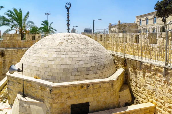 Vista Uma Cúpula Mesquita Dentro Das Muralhas Cidade Velha Jerusalém — Fotografia de Stock