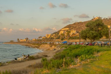 Hayfa, İsrail - 07 Eylül 2021: Karmel Sahili, Akdeniz, gezinti güvertesi ve Karmel Dağı yamaçlarının ziyaretçileri Hayfa, İsrail 'de