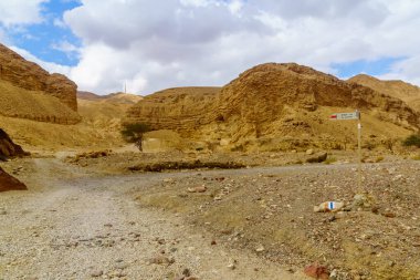 Nahal Shlomo (çöl vadisi) manzarası, yön işareti ile. Eilat Dağları, Güney İsrail