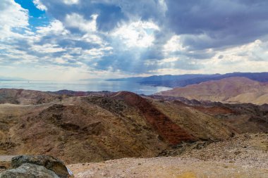 Tzfahot Dağı ve Akabe Körfezi manzarası. Eilat Dağları, Güney İsrail ve Mısır