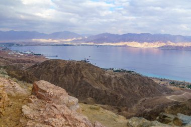 Tzfahot Dağı ve Akabe Körfezi manzarası. Eilat Dağları, Güney İsrail ve Ürdün