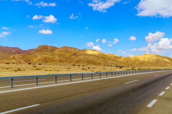 イスラエルとヨルダンの間のアラバ砂漠の風景とアラバ道路 の眺め — ストック写真
