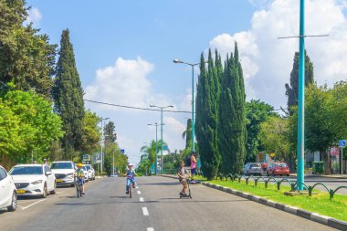 Hayfa, İsrail - 16 Eylül 2021: Yom Kippur Tatili Sahnesi, caddelerin araba kullanmadığı ve bisikletçilerle dolu olduğu. Hayfa, İsrail