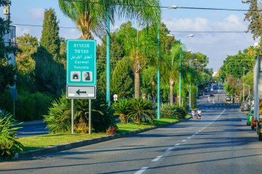 Hayfa, İsrail - 16 Eylül 2021: Yom Kippur Tatili Sahnesi, caddeleri hareketsiz ve bisikletçilerle dolu. Hayfa, İsrail