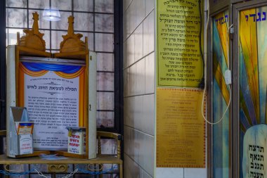 Tiberias, İsrail - 12 Eylül 2021: Haham Akiva 'nın karısı Rachel' ın mezarındaki çeşitli siglerin görüntüsü 1. yüzyılda yaşadı. Tiberya, İsrail