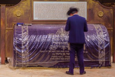 Tiberias, İsrail - 12 Eylül 2021: Maimonides mezarının manzarası (1138 - 1204). Bir duayla. Tiberya, İsrail
