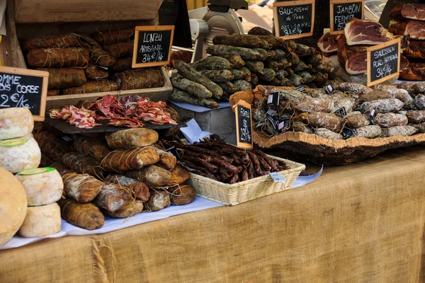 在法国市场的香肠 — 图库照片