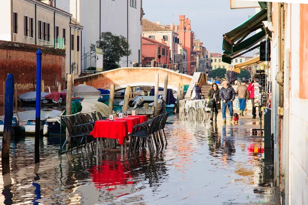 Typische Kanal- und Straßenszene, Venedig — Stockfoto