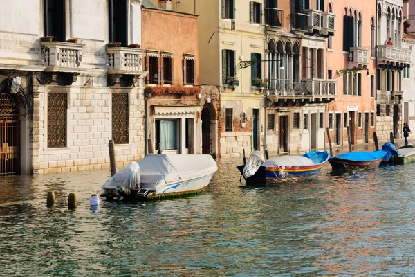 Canal typique et scène de rue, Venise — Photo