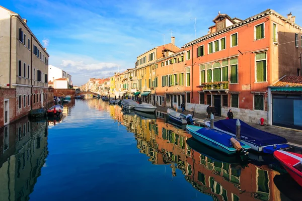 Canal típico y escena callejera, Venecia — Foto de Stock