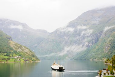 Geiranger fiyort sahnede feribot