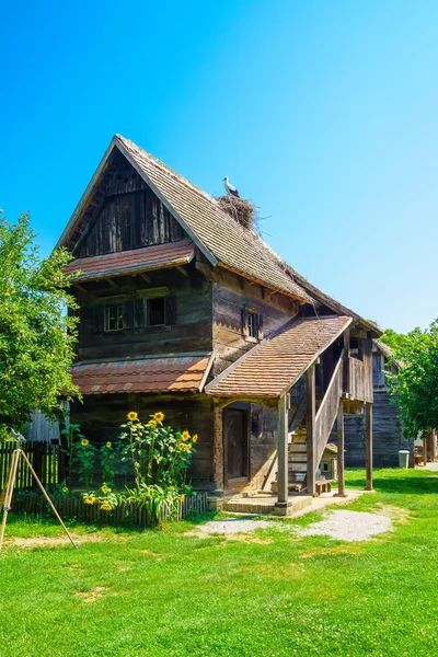 Drewniany dom, z bocianami, Chorwacja — Zdjęcie stockowe